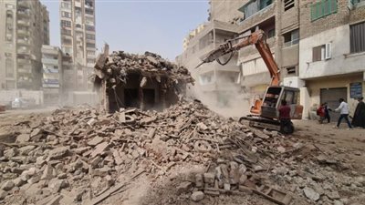 الجيزة تزيل أحد أقدم العقارات المتعدية على خط التنظيم بحي العمرانية