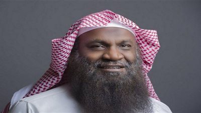 (برفقة نجوم كرة القدم) إمام الحرم المكي السابق يشارك في إعلان ترويجي ترفيهي