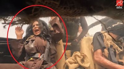 شاهد.. رانيا يوسف تنهار من الرعب بسبب ثعبان رامز جلال