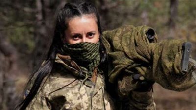 سيدة الفحم تسير على درب 