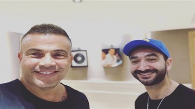 عفوية عمرو دياب مع نجل نادر حمدي..صور