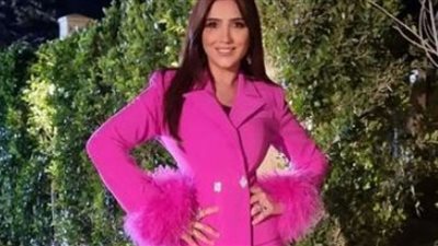 مي عمر تواكب الموضة لربيع وصيف 2022 وتطل بصحية المونوكروم