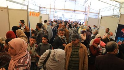 شاهد.. إقبال المواطنين على معارض أهلآ رمضان بسوهاج