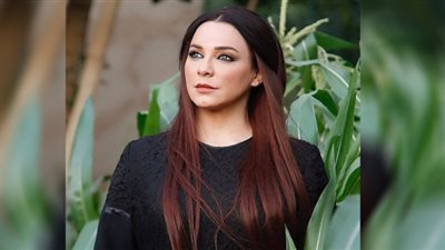 سُلاف فواخرجي تعتمد الموضة الكلاسيكية وتروج لحلقتها في