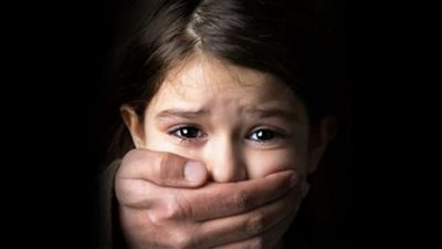 إحالة طالب هتك عرض طفلة تعرف عليها من فيس بوك للجنايات.. تفاصيل