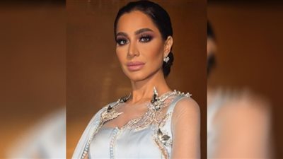 بسمة وهبة تطل بعباءة خليجية في العرافة