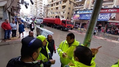 محافظ البحيرة يتفقد أعمال رفع مياه الأمطار بشوارع بدمنهور