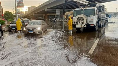 محافظ القاهرة: جميع رؤساء الأحياء ومسئولى شركتى المياه وهيئة النظافة متواجدون بالشارع