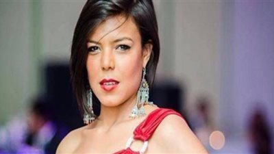 ناهد السباعي تعتمد موضة الجمبسوت الفضفاض