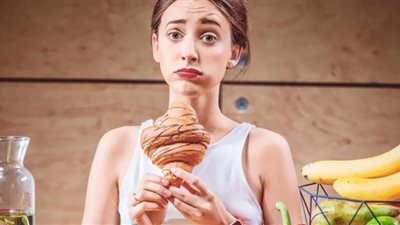 منها منتجات الألبان.. طبيب تغذية يكشف عن أبرز الأطعمة المسببة للاكتئاب