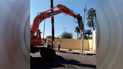 مجلس مدينة الأقصر يزيل عمود متهالك بمنطقة حي وسط