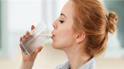 دراسة صادمة: شرب الكثير من الماء أمر خطير.. تعرف على السبب