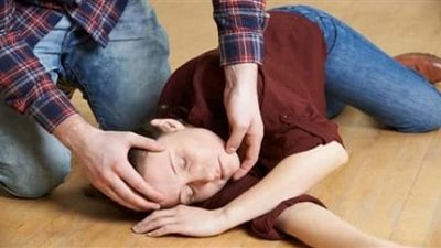 إنفوجراف.. الإسعافات الأولية لإفاقة شخص فاقد الوعي