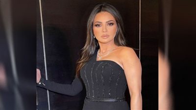 من مهرجان نجم العرب.. دينا فؤاد تخطف الأنظار بفستان جريء (صور)