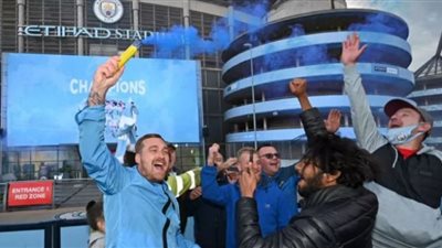 أجواء مشتعلة خارج ستاد الاتحاد استعدادًا لمباراة ليفربول