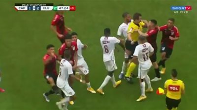 لاعب برازيلي يعتدى على الحكم في مشهد غريب- فيديو