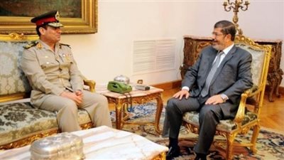 (فيديو) صفعة قوية من الفريق السيسي لمحمد مرسي بعدما عرض عليه الإنضمام لجماعة الإخوان