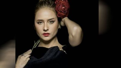 ببلوزة كورسية.. نيللي كريم تستعرض أنوثتها في إحدى الإعلانات (صور)