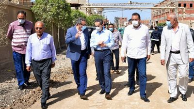 محافظ الغربية يتابع أعمال الرصف بطريق الشركات وكفور بلشاي بكفر الزيات