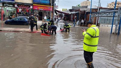 جهود مكثفة لرفع مياه الامطار بدمنهور