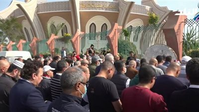 (فيديو) صلاة الجنازة على الفنانة سهير البابلي في مسجد الشرطة بأكتوبر