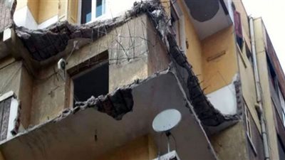سقوط بلكونه عقار بدمنهور بسبب الأمطار
