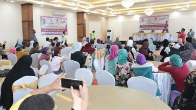 محافظ بني سويف يكرم الطلاب المتفوقين وأًماً مثالية 