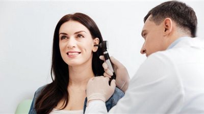 ماذا يحدث عندما يخترق فيروس كورونا الأذن.. طبيب يحسم الجدل