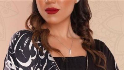 بمكياج صاخب وعباءة أنيقة إيمي طلعت زكريا تتألق في رمضان 2022