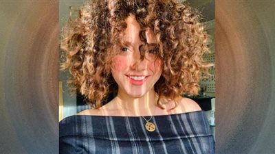 بفستان مشجر.. رنا رئيس تبرز أنوثتها على شاطيء المالديف (صور)