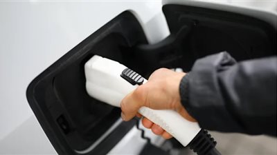 بريطانيا تفرض شواحن السيارات الكهربائية في المنازل الجديدة