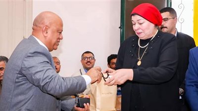 ميناء دمياط يُكرم مدير إدارة السكرتارية والمحفوظات