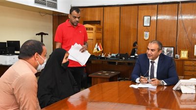 محافظ قنا يستقبل 90 مواطنًا للاستماع إلى شكاواهم