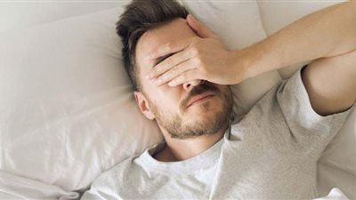 لماذا نستيقظ مبكرًا في عطلة نهاية الأسبوع؟.. خبراء يجيبون