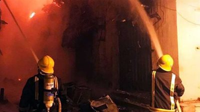 بعد السيطرة على الحريق..تبريد موقع حريق مصنع بلاستيك بالسلام