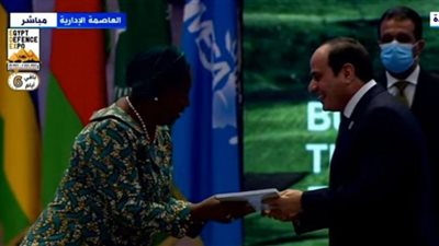 الرئيس السيسي يسلم الخطة الاستراتيجية لتجمع الكوميسا للأمين العام (فيديو)