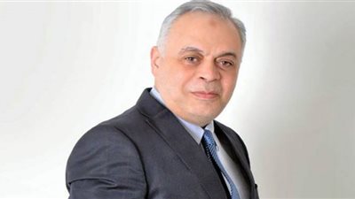 أشرف زكي يصل عزاء الراحلة سهير البابلي (صورة)
