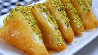 لمحبي الحلويات الشرقية.. طريقة عمل بقلاوة بالقشطة