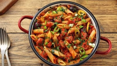 وصفة جديدة لفطار رمضان.. طريقة عمل مكرونة بالسجق الحار