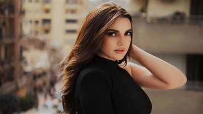 بالعباءة السوداء.. درة تخطف الأنظار في 