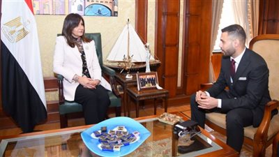 نبيلة مكرم تلتقي إسلام العشيري بطل إنقاذ المدنيين في أوكرانيا وتكرمه