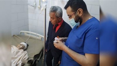 وكيل صحة قنا يتابع الحالة الصحية لمصابي حادث الطريق الصحراوي