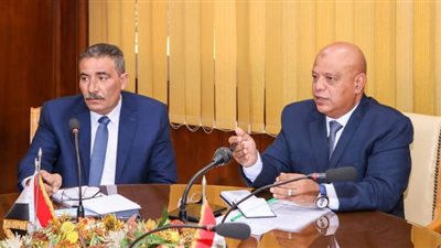 رئيس هيئة ميناء دمياط يلتقي عدد من الجهات العاملة بالميناء