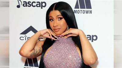 شاهد.. كاردي بي تخرج عن المألوف بـ