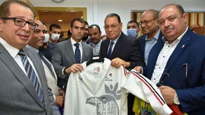 محافظ الشرقية يتفقد أحد مصانع الملابس الجاهزة بالعاشر من رمضان