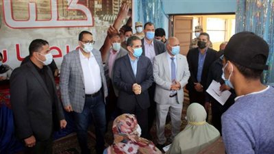 محافظ الغربية يتفقد طلاب المدارس الثانوية أثناء تلقي لقاح كورونا