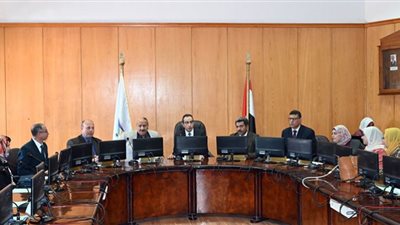 رئيس جامعة الفيوم يشهد عددًا من مجالس الكليات