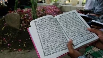 ما حكم قراءة القرآن على القبور يوم الجنازة؟