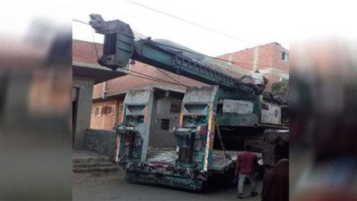 حفار يقطع أسلاك الكهرباء بقرية نزلة الديب ببني سويف