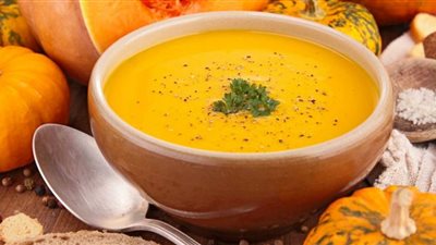 بمكونات بسيطة.. تعرفي على طريقة تحضير شوربة القرع بالخضار